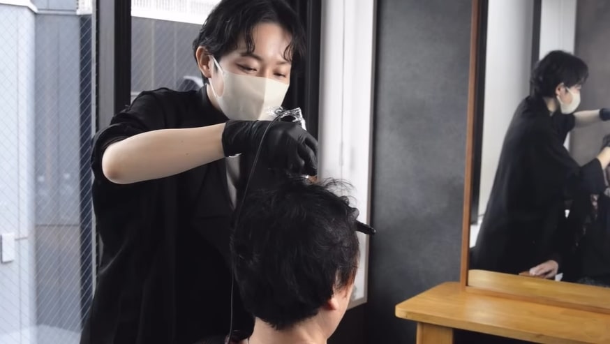 専用のマシンと極細の針を使い、頭皮にインクでドットを打つ施術。髪の毛穴のようなリアルな影をつくることで、薄毛をナチュラルにカバー